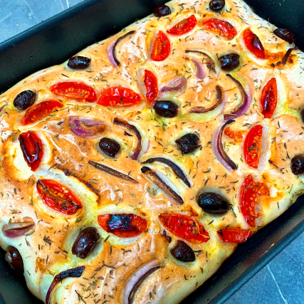 foccacia med tomat og oliven