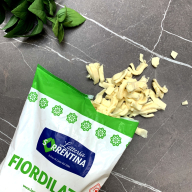 Fior de latte mozzarella i strimler, åbnet pose på bord