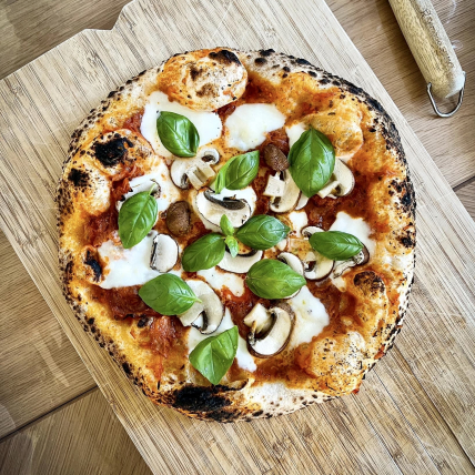 pizza med peperoni og friske champignon