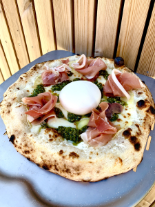 pizza med burrata og tørret skinke